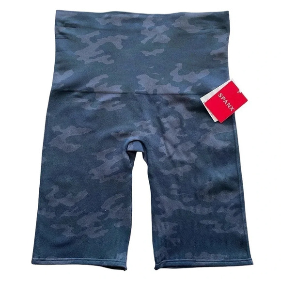 Spanx Look at Me Now Bike Short in Black Camo Size Medium NWT - Picture 4 of 8